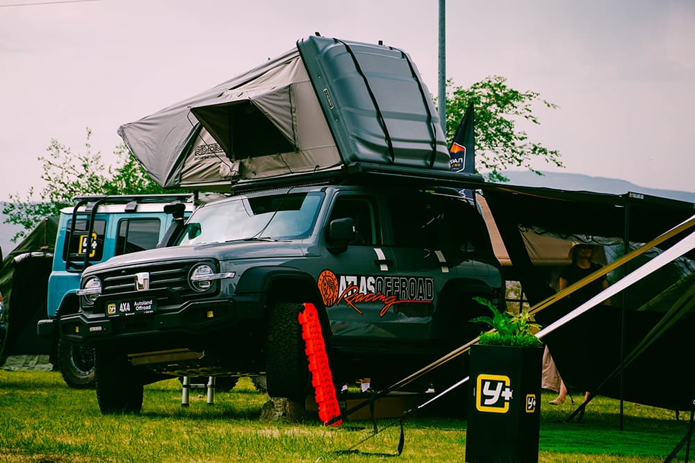 Outdoor camping vehicle